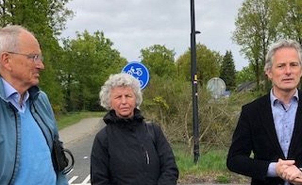 Drie mensen van het kernteam hubs naast elkaar tijdens bezoek provincie Brabant aan hub Delfzijl.
