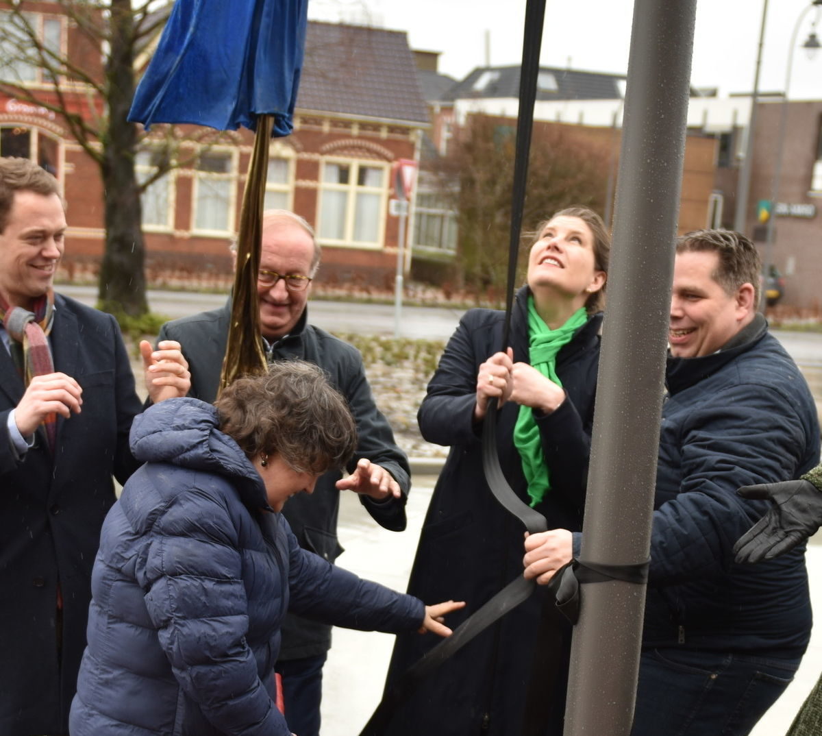 Bestuurders bij opening heringericht stationsgebied Delfzijl.