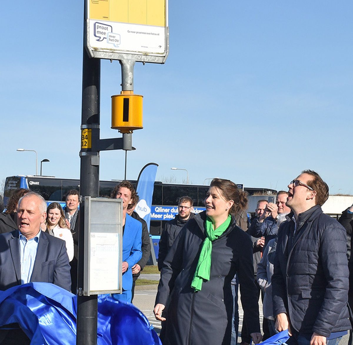 Bestuurders onthullen hub-bordje bij hub Gieten.