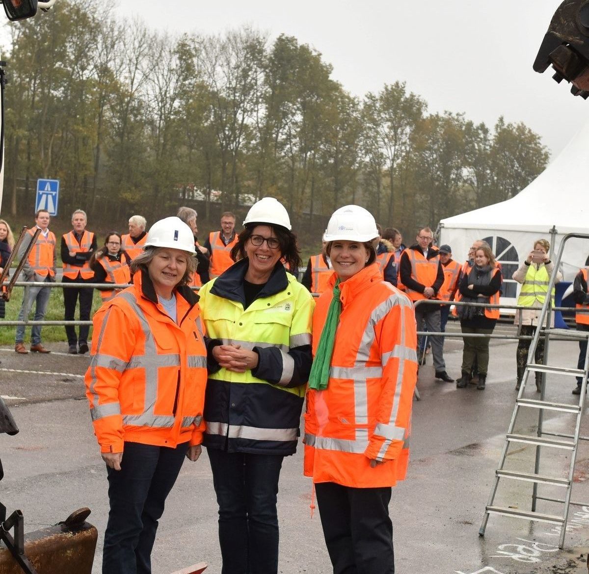 Bestuurders en publiek bij opening aanleg nieuwe P+R in Leek.