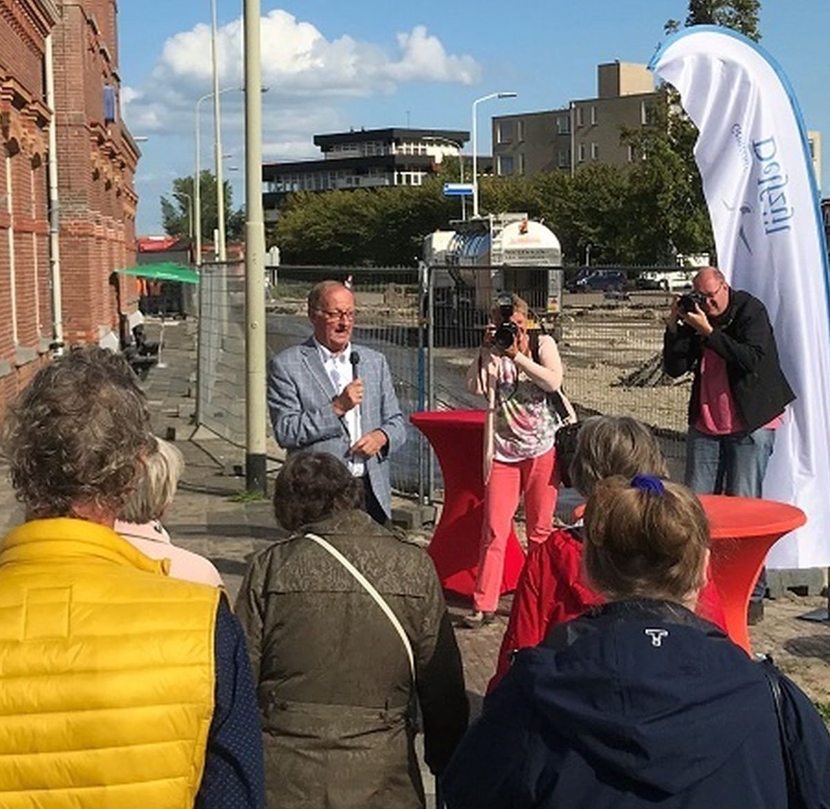 Mensen bij starthandeling herinrichting stationsgebied Delfzijl.