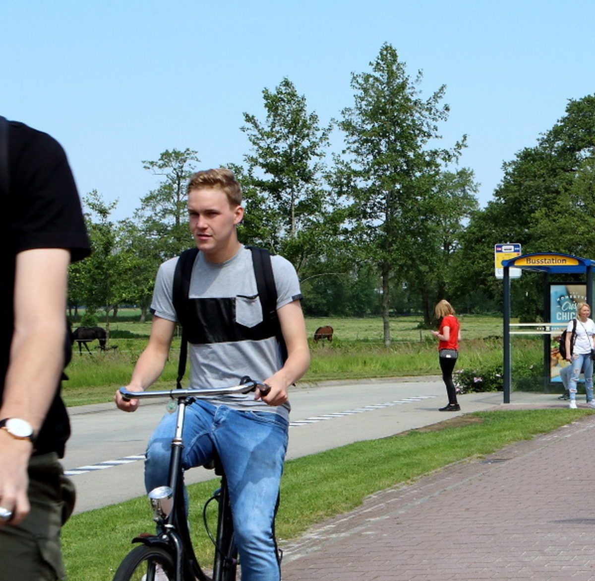 Jongen fiets langs hub in Zweeloo.