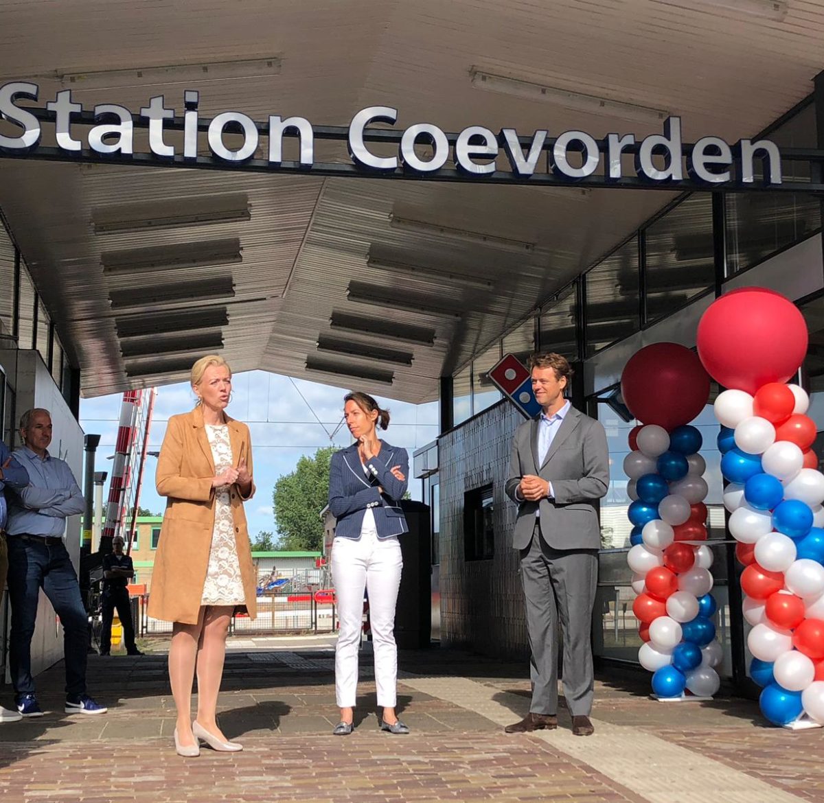 Feestelijke opening van de Domino's op Station Coevorden.