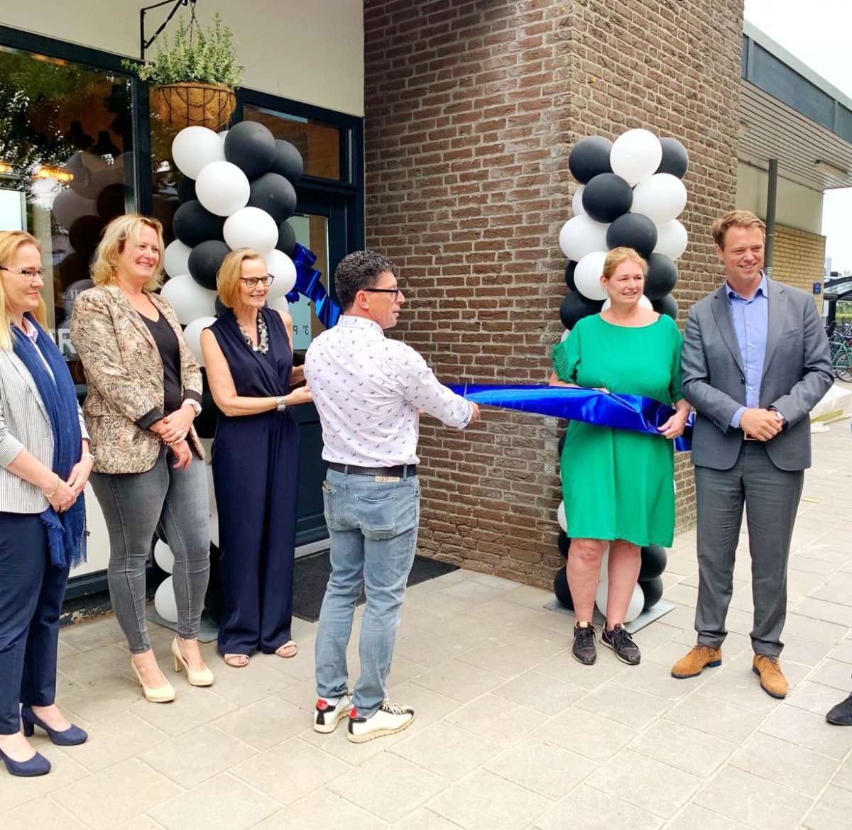 Bestuurders openen het vernieuwde stationsgebouw op de hub in Zuidhorn.