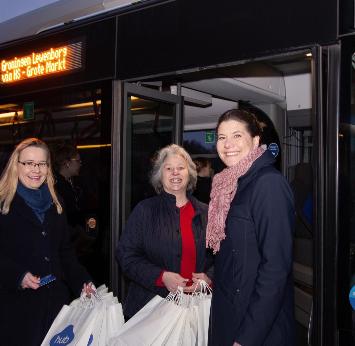 Bestuurders delen Hub-goodiebags uit.