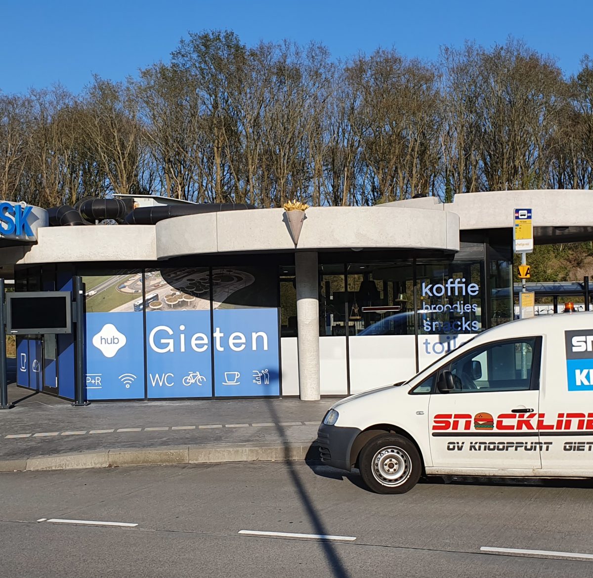 Op de hub in Gieten is een mooie kiosk, waarin Snackhuys het Knooppunt is gevestigd. Voor de kiosk staat een auto van het snackhuys.