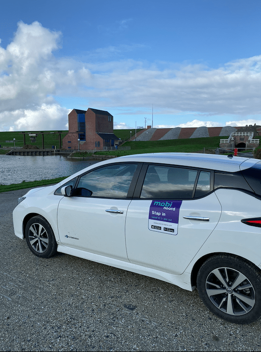 Op de hub in gemeente Westerkwartier en Het Hogeland kunnen inwoners sinds kort gebruikmaken van elektrische deelauto's. Op de foto staat zo'n deelauto.