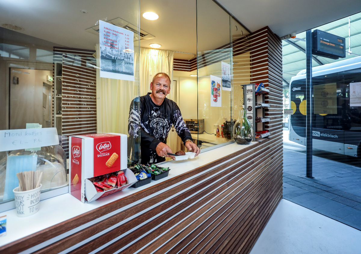 Appie Plaggenborg runt de kiosk op de hub Veendam.