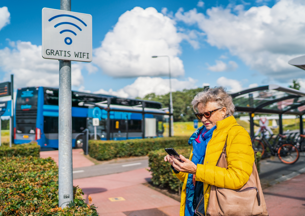 Een vrouw gebruikt de gratis WiFi op een hub.