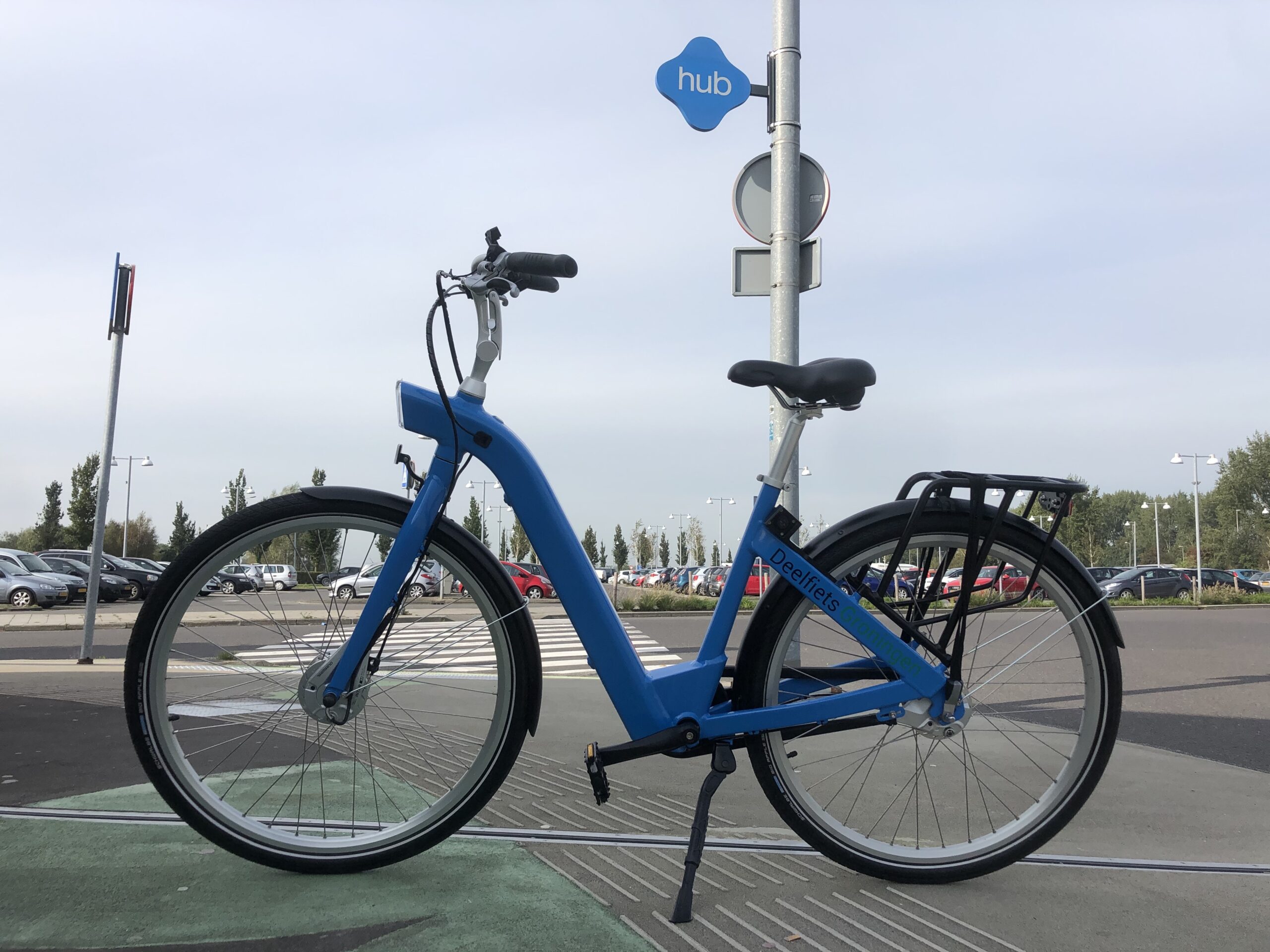 Blauwe elektrische hub fiets op hub in Hoogkerk