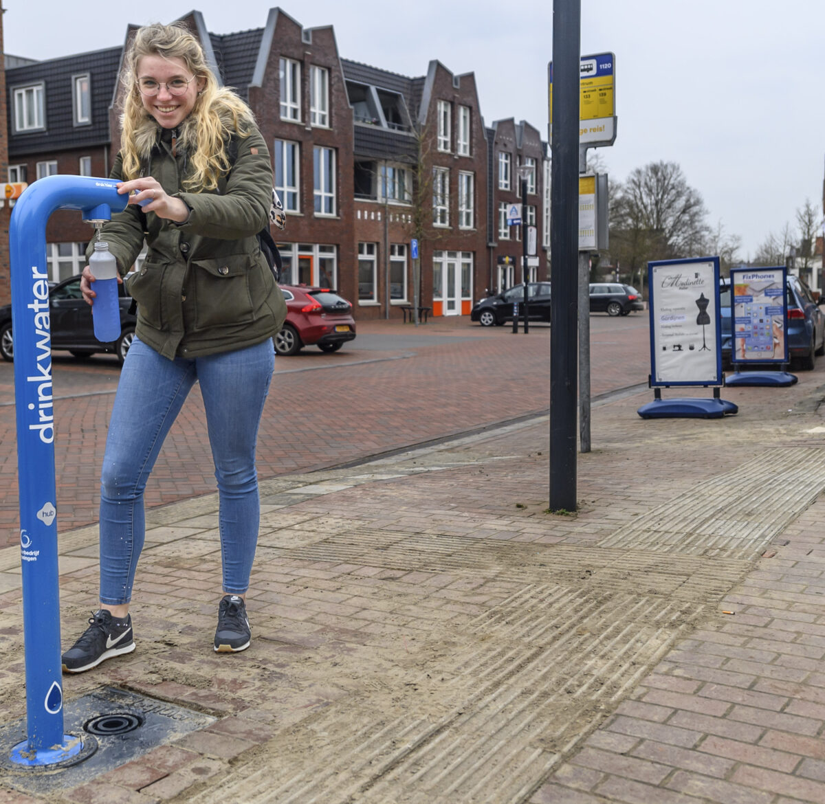 Meisje vult flesje water bij watertappunt op Groningse hub