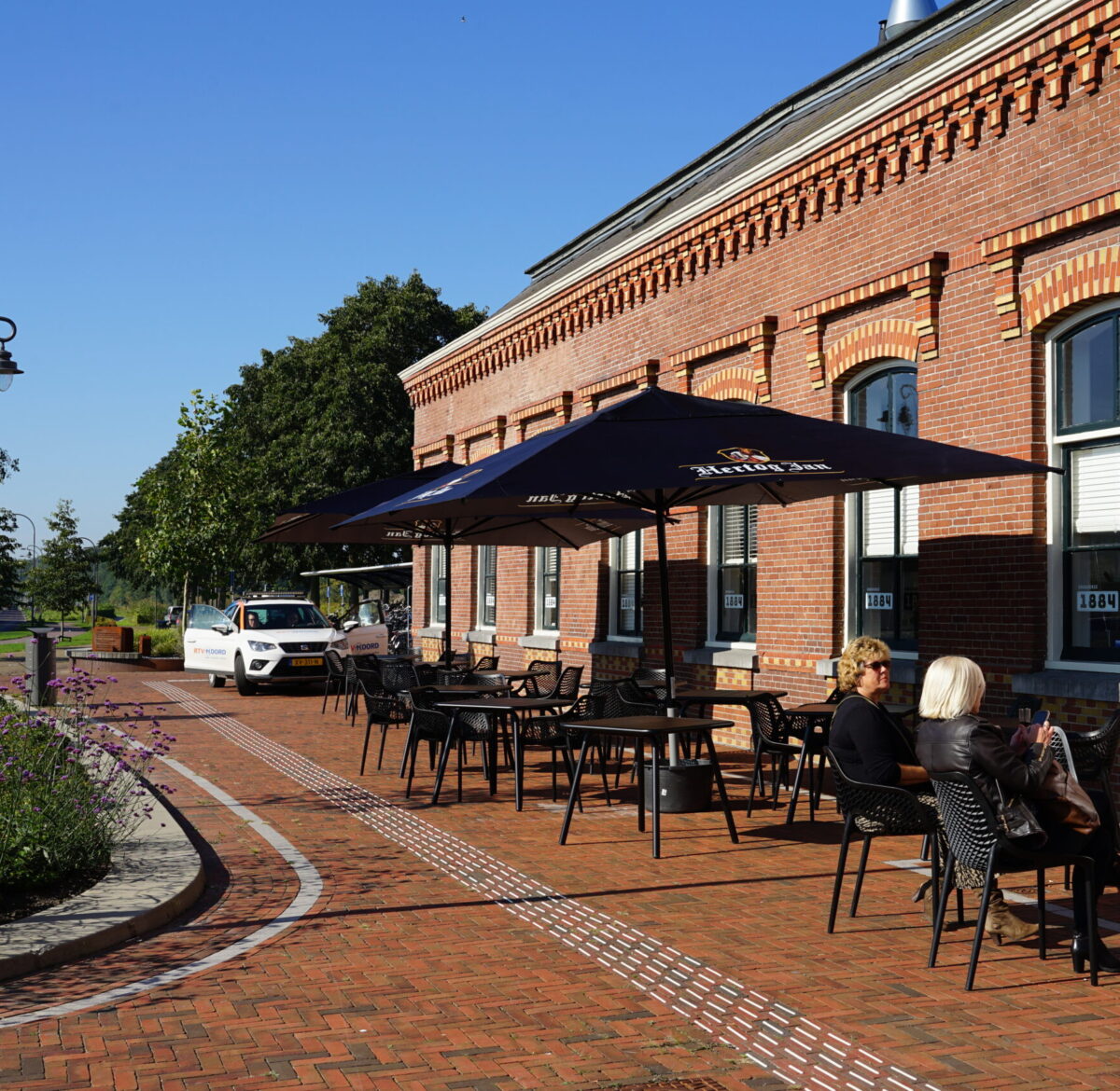 Terras van Brasserie 1884 op de hub Delfzijl