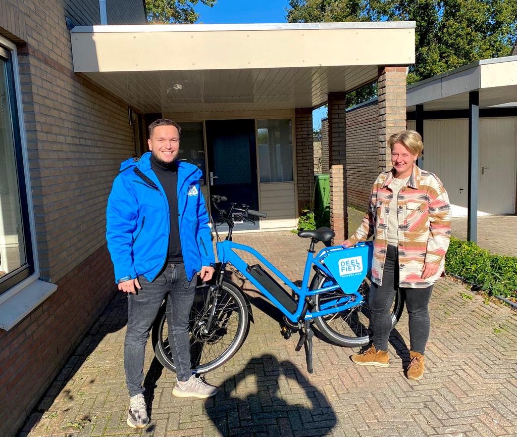 Mandy Hulshoff en Deelfiets Nederland staan bij een elektrische deelfiets