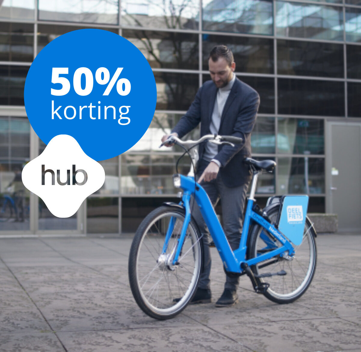 Man staat naast hubfiets op station - links boven button met 50% korting